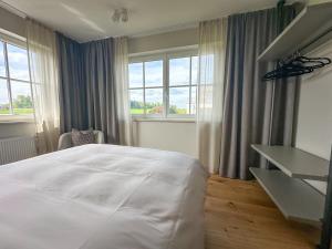 Postel nebo postele na pokoji v ubytování "SONNTAGSGLÜCK" - Premium Apartments Seekirchen, ruhiges Feriendomizil im Grünen, gemeinsamer Poolarea + 37 fotografií