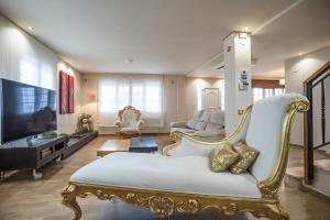 a living room with a couch and a tv at Holiday Villa Benmar in Castellón de la Plana