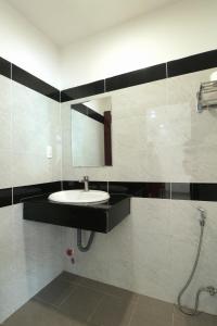 ブンタウにあるThảo Nguyên Hotelの洗面台と鏡のあるバスルーム