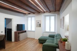 TV a/nebo společenská místnost v ubytování indipendenza 60 Home Como Center