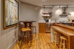 una cocina con barra y taburetes. en Comfy Family Retreat for 4 in DT Walk to Broadway, en Nashville