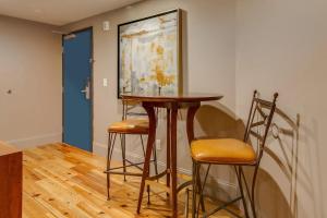 un bar con dos taburetes y una pintura en la pared en Comfy Family Retreat for 4 in DT Walk to Broadway, en Nashville