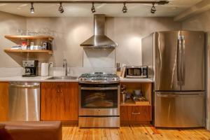 cocina con fogones de acero inoxidable y nevera en Comfy Family Retreat for 4 in DT Walk to Broadway, en Nashville 13 fotos más