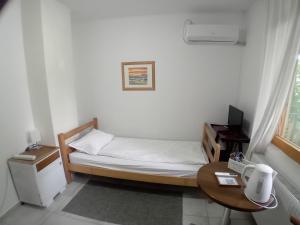Katil atau katil-katil dalam bilik di Zeravica Rooms B&B