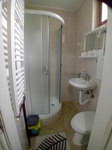 Bilik mandi di Zeravica Rooms B&B