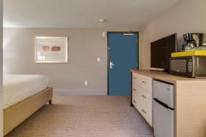 a hotel room with a bed and a tv on a dresser at Charming Retreat for 2 Near Downtown & Broadway in Nashville
