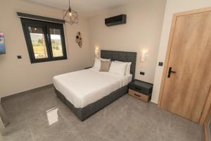 Ένα ή περισσότερα κρεβάτια σε δωμάτιο στο Aurora Apart 5 Sea view suite near the beach