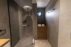 Ένα μπάνιο στο Aurora Apart 5 Sea view suite near the beach +28 φωτογραφίες