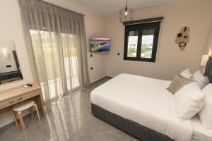 Μια τηλεόραση ή/και κέντρο ψυχαγωγίας στο Aurora Apart 5 Sea view suite near the beach