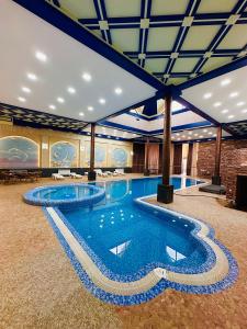 una gran piscina en un gran edificio en EMIRS GARDEN Residence, en Bukhara