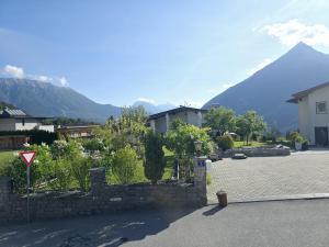 Vista generica sulle montagne o vista sulle montagne dall'interno dell'appartamento