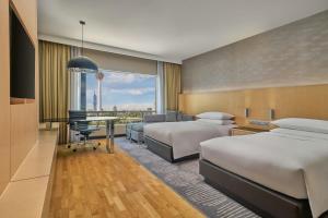 Postel nebo postele na pokoji v ubytování Renaissance Kuala Lumpur Hotel & Convention Centre