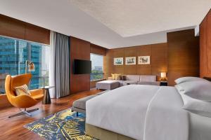 Postel nebo postele na pokoji v ubytování Renaissance Kuala Lumpur Hotel & Convention Centre