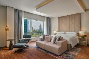 Posezení v ubytování Renaissance Kuala Lumpur Hotel & Convention Centre