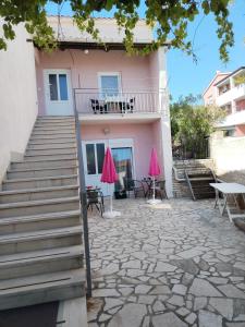 Budova, v ktorej sa apartmán nachádza