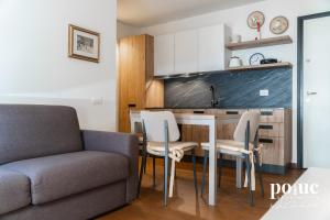 ein Wohnzimmer mit einer Couch und einem Tisch und Stühlen in der Unterkunft Maison Amel - Poluc Apartments bilocale in Champoluc
