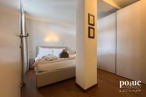 ein Schlafzimmer mit einem Bett und einen Flur mit einem Spiegel in der Unterkunft Maison Amel - Poluc Apartments bilocale in Champoluc + 14 Fotos