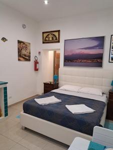 Posteľ alebo postele v izbe v ubytovaní ortigia adriana suite