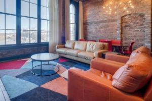 Khu vực ghế ngồi tại Nashville Riverfront Family Loft Stay for 4