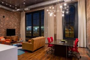 TV/trung tâm giải trí tại Nashville Riverfront Family Loft Stay for 4