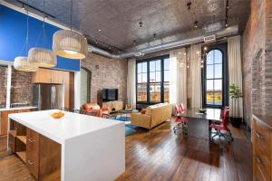 TV/trung tâm giải trí tại Nashville Riverfront Family Loft Stay for 4 +18 ảnh
