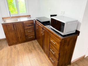 a kitchen with a microwave on top of a counter at Contenedores Boutique Hotel in Platanal