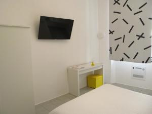A television and/or entertainment centre at Old Town Guest House