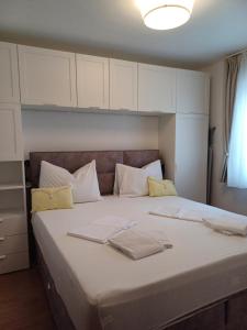 Posteľ alebo postele v izbe v ubytovaní Apartman SARA GALILEO BLIZU PLAZE + 9 fotografií