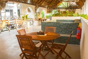 Un restaurante o sitio para comer en Selanna Full Accommodation for 26 people