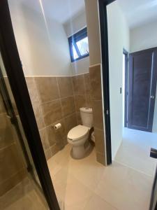 Un baño de Selanna Full Accommodation for 26 people