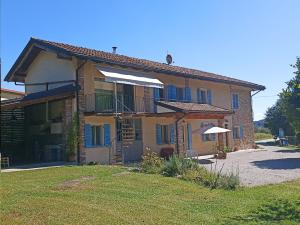 a house with a lawn in front of it at I suoni del bosco in Casalborgone