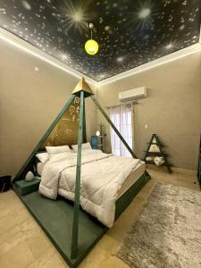 a bedroom with a bed with stars on the ceiling at مفتاح الحياه in Banī Ghālib