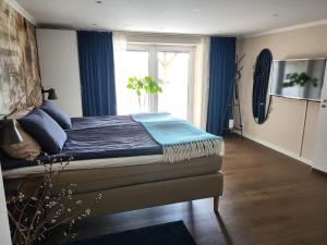Postel nebo postele na pokoji v ubytování Bright comfortable guest suite close to both swimming, nature and city