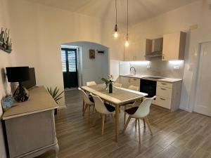 Η κουζίνα ή μικρή κουζίνα στο Apartments Franka