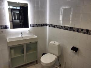 Koupelna v ubytování Bright comfortable guest suite close to both swimming, nature and city