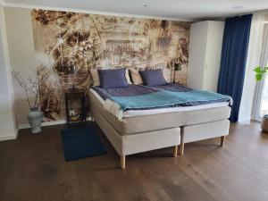 Postel nebo postele na pokoji v ubytování Bright comfortable guest suite close to both swimming, nature and city