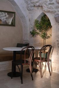 a table and two chairs and a table and a plant at Kaia House in Mardin