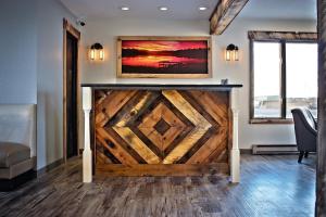 une porte de grange en bois dans une pièce avec un mur dans l'établissement Sunlac Inn Devils Lake, à Devils Lake