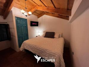 Ένα ή περισσότερα κρεβάτια σε δωμάτιο στο Antigua Central Casa or Loft King Beds Volcano View - Buen Rollo Escapes