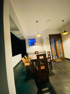 TV a/nebo společenská místnost v ubytování Silverline Guest House Anuradhapura
