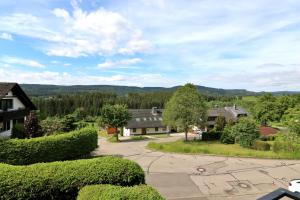 伦茨基希Fewo "Sonnenwinkel" C37 mit Südbalkon im Haus Feldbergblick, Lenzkirch, Innenpool, Sauna的车道房屋的空中景致