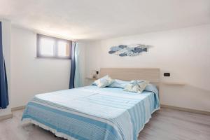 A bed or beds in a room at Vista Sul Pan di Zucchero - Terrazza vista mare a Nebida