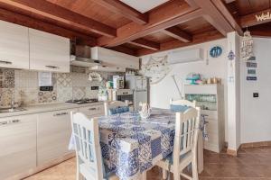 A kitchen or kitchenette at Vista Sul Pan di Zucchero - Terrazza vista mare a Nebida
