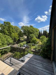 a deck with a view of a garden at Fewo im Naturschutzgebiet, mit großem Balkon in Templin +36 photos