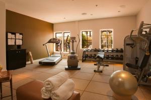 Fitness centrum a/nebo fitness zařízení v ubytování Triada Palm Springs, Autograph Collection