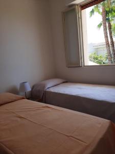 A bed or beds in a room at "WOW TOTAL GREEN AD IMPATTO ZERO Villetta Occasione a Giugno 3 CAMERE DA LETTO, 3 BAGNI a 50 mt dalla spiaggia e dai lidi