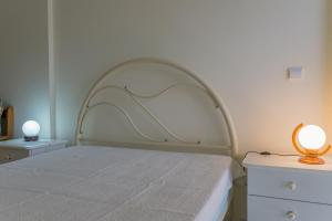 アルマカオ・デ・ペラにあるAkisol Armação Pera Star IVのベッドルーム(白いベッド1台、白いドレッサー付)