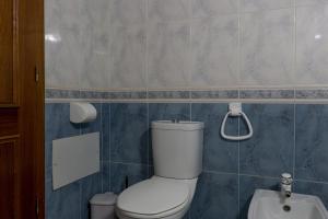 アルマカオ・デ・ペラにあるAkisol Armação Pera Star IVのバスルーム(白いトイレ、ビデ付)