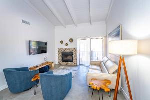 ein Wohnzimmer mit blauen Stühlen und einem Kamin in der Unterkunft Ninas Sedona Retreat 2 Primary Suites 2 Bath in Sedona
