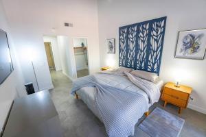 Schlafzimmer mit einem Bett mit blauem Kopfteil in der Unterkunft Ninas Sedona Retreat 2 Primary Suites 2 Bath in Sedona + 56 Fotos